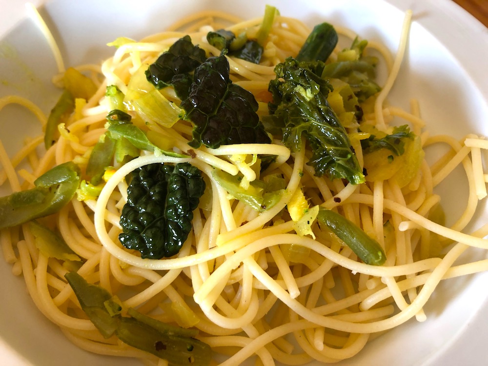 Leckere glutenfreie Spaghetti mit asiatischer Gemüsepfanne / Yummy asian-style veggies on gluten free spaghetti. Photo/Copyright: Lisa Feldmann)